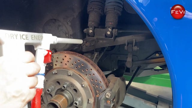 Pulizia di un gruppo molla-ammortizzatore con sabbiatrice a ghiaccio secco SUBLIMA MAX Pulizia di un gruppo molla-ammortizzatore con sabbiatrice a ghiaccio secco SUBLIMA MAX